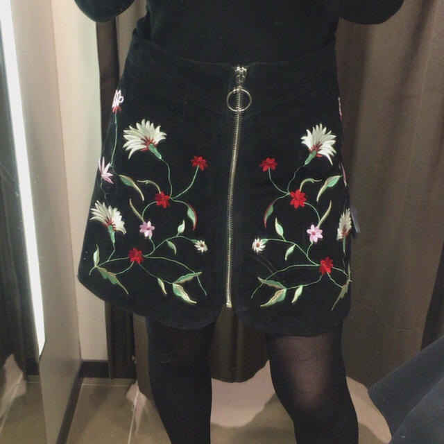 ZARA(ザラ)の週末までお値下げ♡ZARA 刺繍入りスエードミニスカート レディースのスカート(ミニスカート)の商品写真