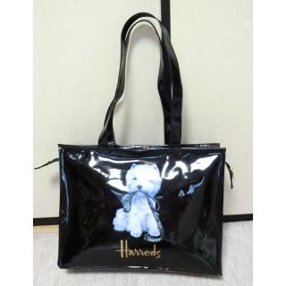 ハロッズ(Harrods)のHarrodsハロッズ　光沢のる黒でＤＯＧプリントのフタ付きトートバッグ(トートバッグ)