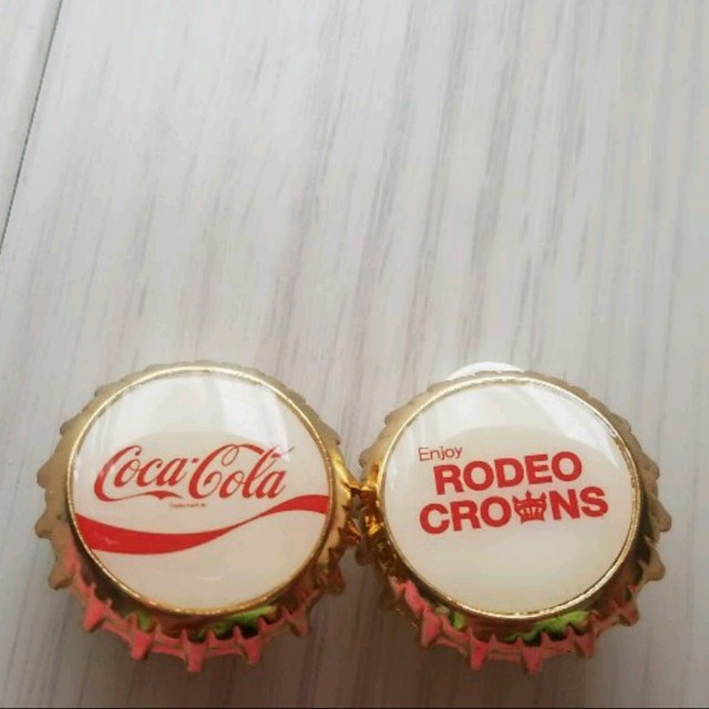 RODEO CROWNS(ロデオクラウンズ)のロデオクラウンズ　コカ・コーライヤリング　新品　値下げ可 レディースのアクセサリー(イヤリング)の商品写真