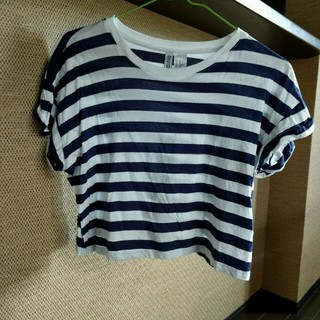 エイチアンドエム(H&M)のショート丈　トップス(Tシャツ(半袖/袖なし))