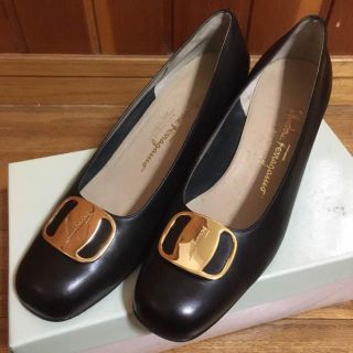 サルヴァトーレフェラガモ(Salvatore Ferragamo)のフェラガモ♡黒×ゴールド パンプス7 1/2(ハイヒール/パンプス)