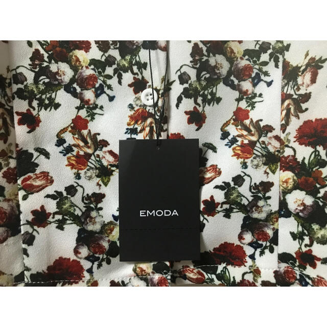 EMODA(エモダ)のEMODA 新品花柄トップス レディースのトップス(カットソー(半袖/袖なし))の商品写真