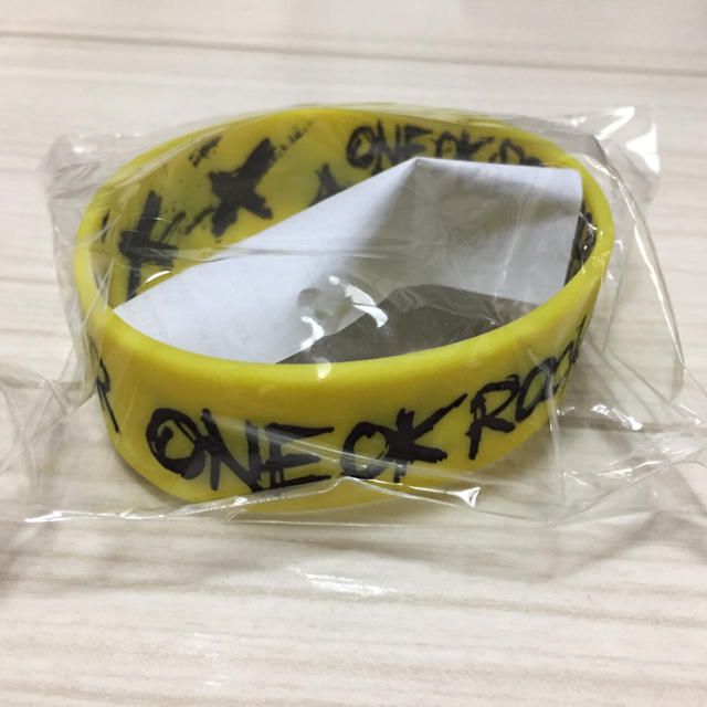 ONE OK ROCK(ワンオクロック)のONE OK ROCK ラバーバンド イエロー エンタメ/ホビーのタレントグッズ(ミュージシャン)の商品写真