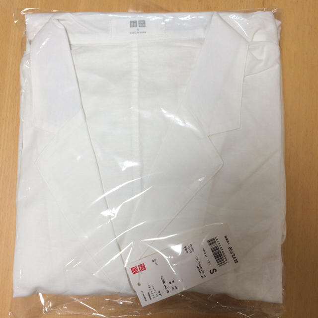 UNIQLO(ユニクロ)の新品 タグ付き　ユニクロ　Sサイズ　コットンリネンロングシャツ　オフホワイト白 レディースのワンピース(ロングワンピース/マキシワンピース)の商品写真