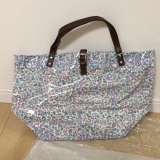 ダズリン(dazzlin)の小花柄 フラワー柄 トートバッグ 防水加工 ビニール加工(トートバッグ)