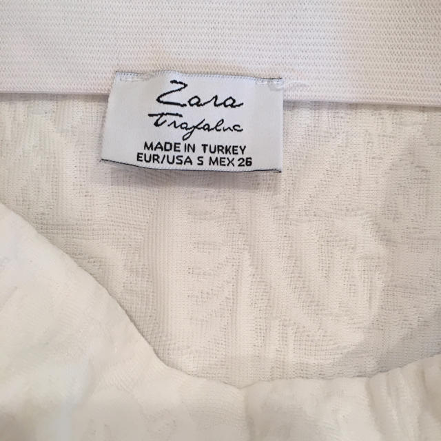 ZARA(ザラ)のZARA♡お花刺繍スカート♡ホワイトスカート♡snidel♡DHOLIC レディースのスカート(ミニスカート)の商品写真