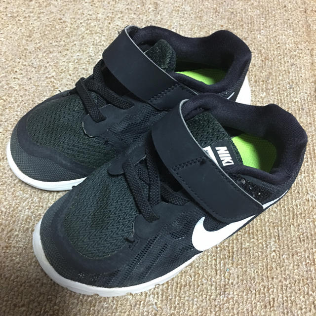 NIKE(ナイキ)の専用ナイキ キッズシューズ 15 黒 ブラック キッズ/ベビー/マタニティのキッズ靴/シューズ(15cm~)(スニーカー)の商品写真