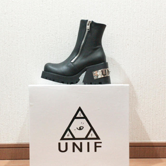 UNIF(ユニフ)のUNIF バックロゴブーツ レディースの靴/シューズ(ブーツ)の商品写真