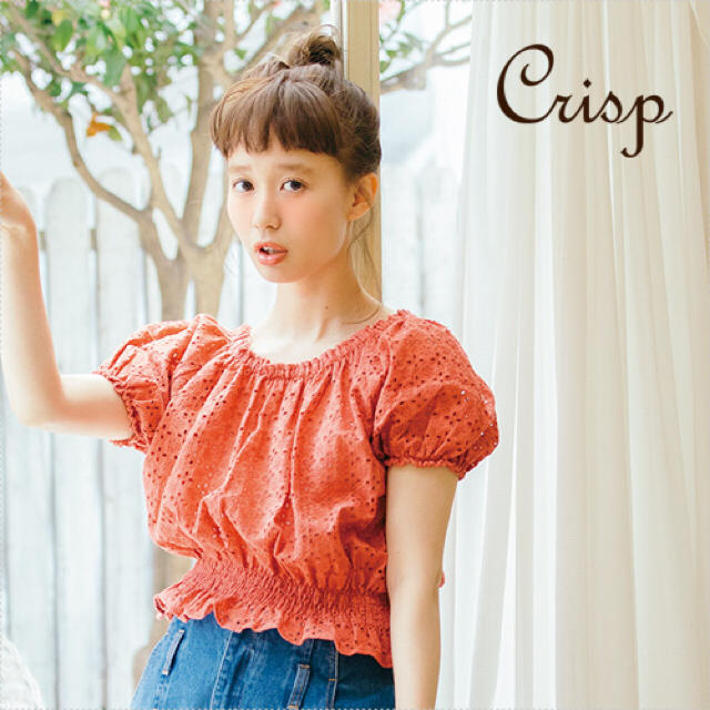 Crisp(クリスプ)のcrisp カットワークシャーリングブラウス レッド レディースのトップス(シャツ/ブラウス(半袖/袖なし))の商品写真