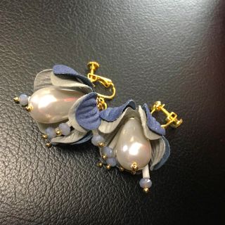 チェスティ(Chesty)の新品 KAZA イヤリング 花 パール  チェスティ(イヤリング)