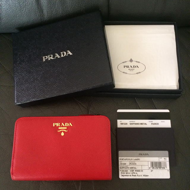 PRADA(プラダ)の新品未使用 プラダ 財布 バッグ レッド サンローラン サフィアーノ シャネル レディースのファッション小物(財布)の商品写真