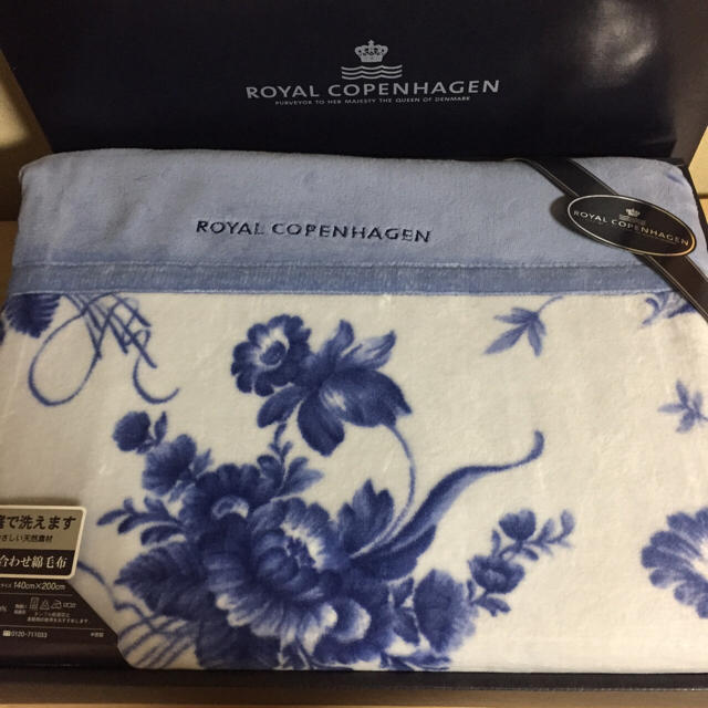 ROYAL COPENHAGEN(ロイヤルコペンハーゲン)の★ 送料込み！ ロイヤルコペンハーゲン 綿毛布  二枚合わせ 新品 インテリア/住まい/日用品の寝具(毛布)の商品写真