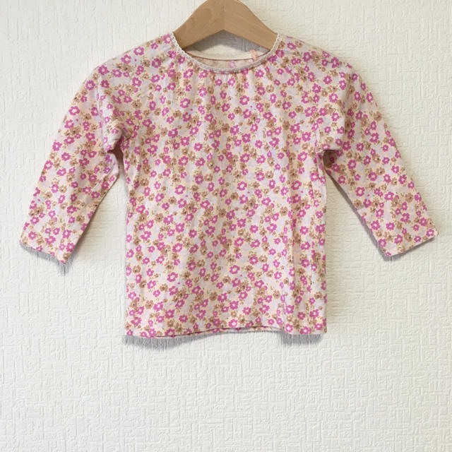 UNIQLO(ユニクロ)の花柄カットソー キッズ/ベビー/マタニティのベビー服(~85cm)(シャツ/カットソー)の商品写真