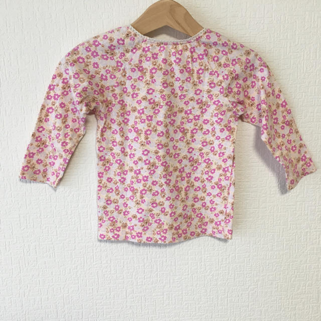 UNIQLO(ユニクロ)の花柄カットソー キッズ/ベビー/マタニティのベビー服(~85cm)(シャツ/カットソー)の商品写真