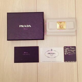 プラダ(PRADA)の♡サフィアーノキーケース白♡(キーケース)