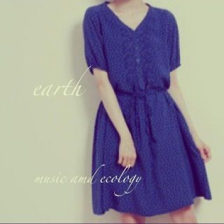 アースミュージックアンドエコロジー(earth music & ecology)の新品earth おしゃれな青のワンピース(ひざ丈ワンピース)