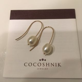 ココシュニック(COCOSHNIK)のココシュニックホワイトパールフックピアス(ピアス)