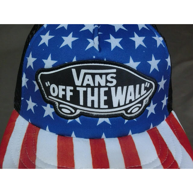 VANS(ヴァンズ)のバンズ【Vans】アメリカ国旗カラー スケボーロゴワッペン付CAP メンズの帽子(キャップ)の商品写真