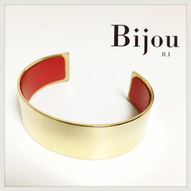 UNITED ARROWS(ユナイテッドアローズ)のBijou R.I ビジューアールアイ ゴールドバングル 赤レッド レディースのアクセサリー(ブレスレット/バングル)の商品写真