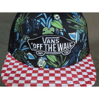 ヴァンズ(VANS)のバンズ創成50周年記念スケボーロゴ刺繍メッシュCAP(キャップ)