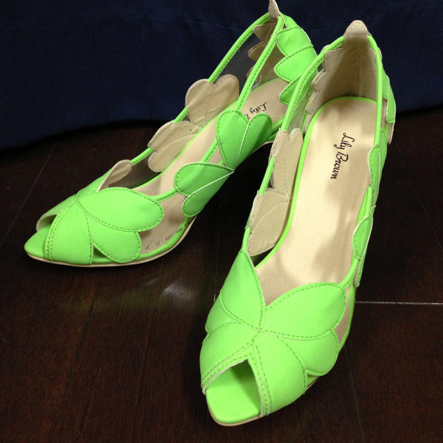 Lily Brown(リリーブラウン)のLily Brownフラワーパンプス レディースの靴/シューズ(ハイヒール/パンプス)の商品写真