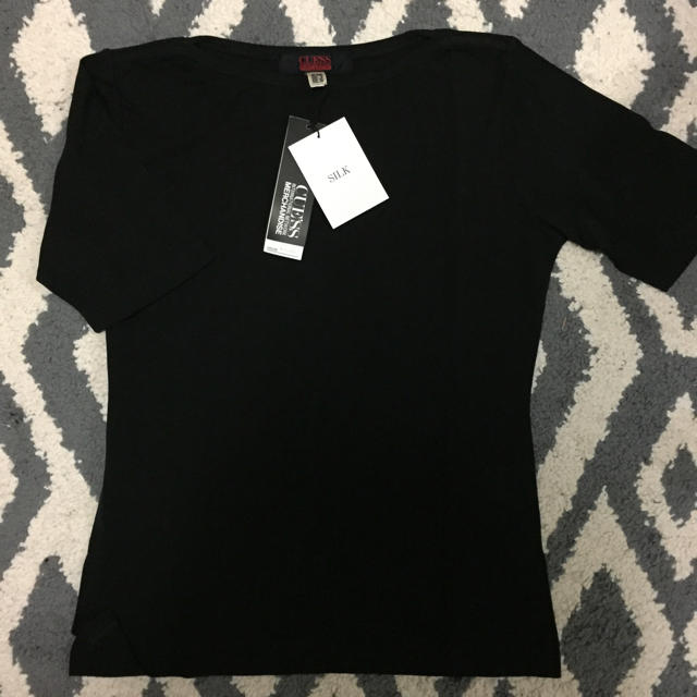 GUESS(ゲス)のタグ付き新品 GUESS レディースのトップス(Tシャツ(半袖/袖なし))の商品写真