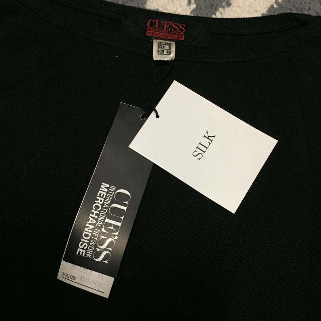 GUESS(ゲス)のタグ付き新品 GUESS レディースのトップス(Tシャツ(半袖/袖なし))の商品写真