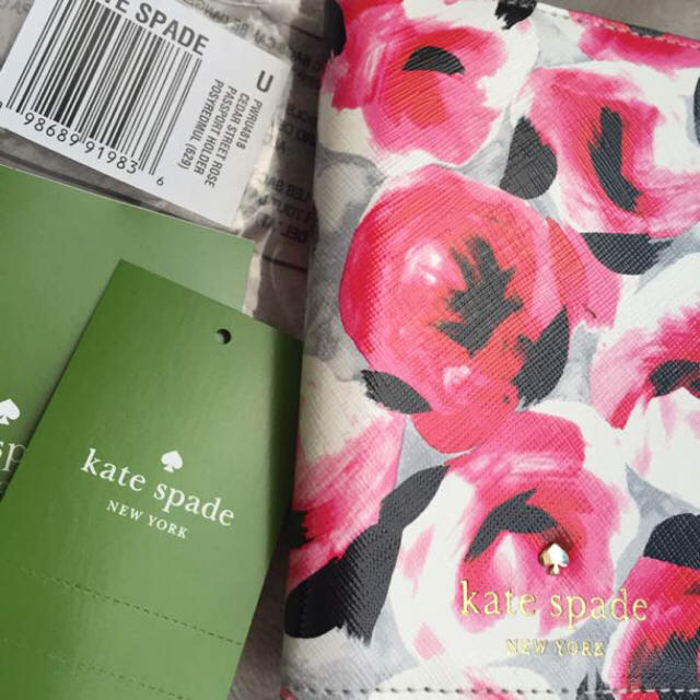 kate spade new york(ケイトスペードニューヨーク)の新品 未使用 パスポートケース 花柄 バラ 薔薇 ローズケイトスペード インテリア/住まい/日用品の日用品/生活雑貨/旅行(旅行用品)の商品写真