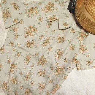 トップショップ(TOPSHOP)の新品未使用タグ付き TOPSHOP flower tops(シャツ/ブラウス(半袖/袖なし))