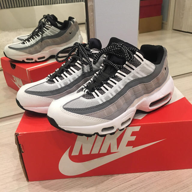 NIKE(ナイキ)のNIKE AIR MAX 95 ESSENTIAL メンズの靴/シューズ(スニーカー)の商品写真