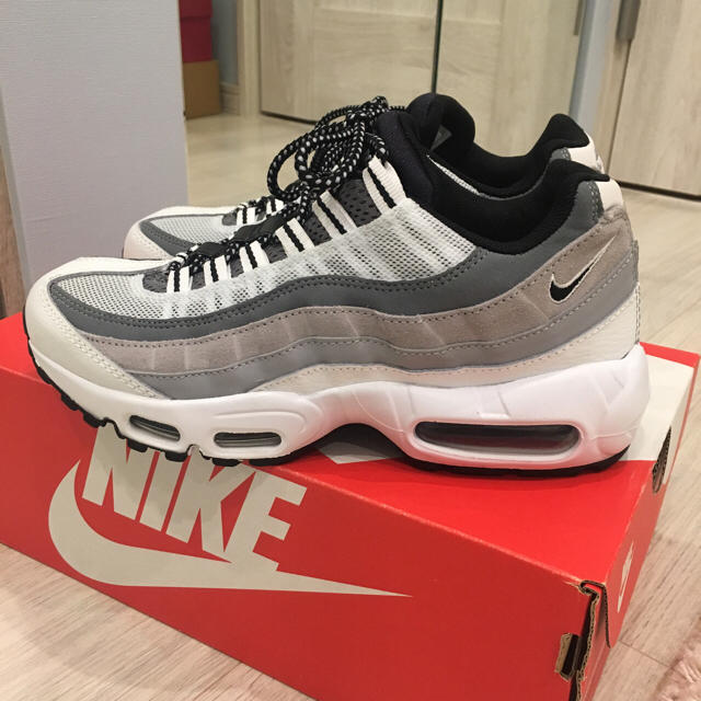 NIKE(ナイキ)のNIKE AIR MAX 95 ESSENTIAL メンズの靴/シューズ(スニーカー)の商品写真