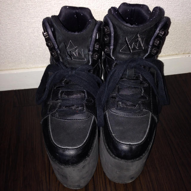 YRU(ワイアールユー)のYRU 黒 レディースの靴/シューズ(ハイヒール/パンプス)の商品写真