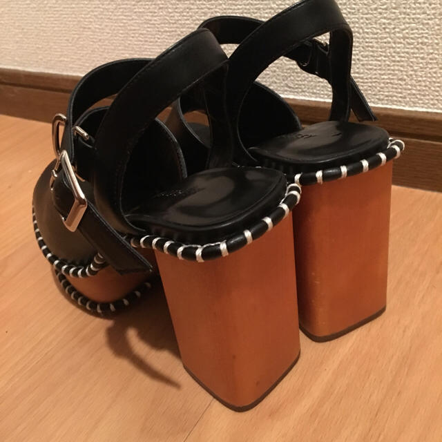 moussy(マウジー)のBUCKLE WOODEN SABOT レディースの靴/シューズ(サンダル)の商品写真