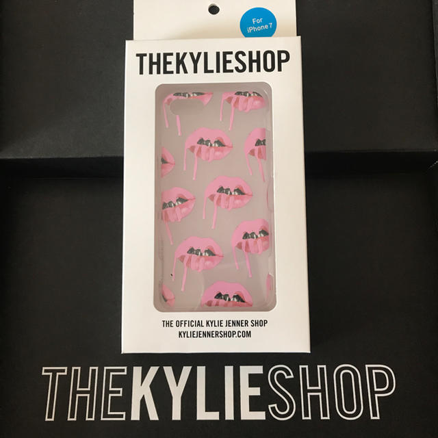 Kylie Cosmetics(カイリーコスメティックス)のTHE KYLIE SHOP iPhone7 ケース スマホ/家電/カメラのスマホアクセサリー(iPhoneケース)の商品写真