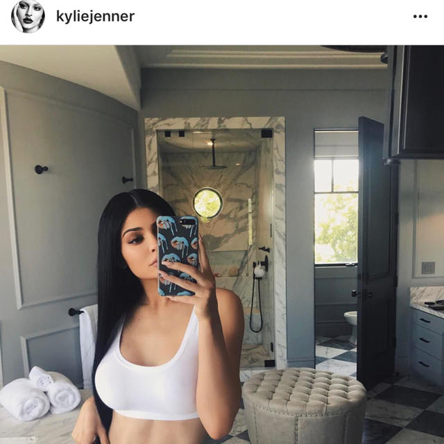 Kylie Cosmetics(カイリーコスメティックス)のTHE KYLIE SHOP iPhone7 ケース スマホ/家電/カメラのスマホアクセサリー(iPhoneケース)の商品写真