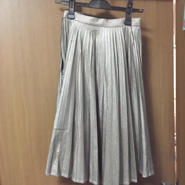 moussy(マウジー)のマウジー♡定価14000円メタリックゴールドプリーツスカート レディースのスカート(ひざ丈スカート)の商品写真