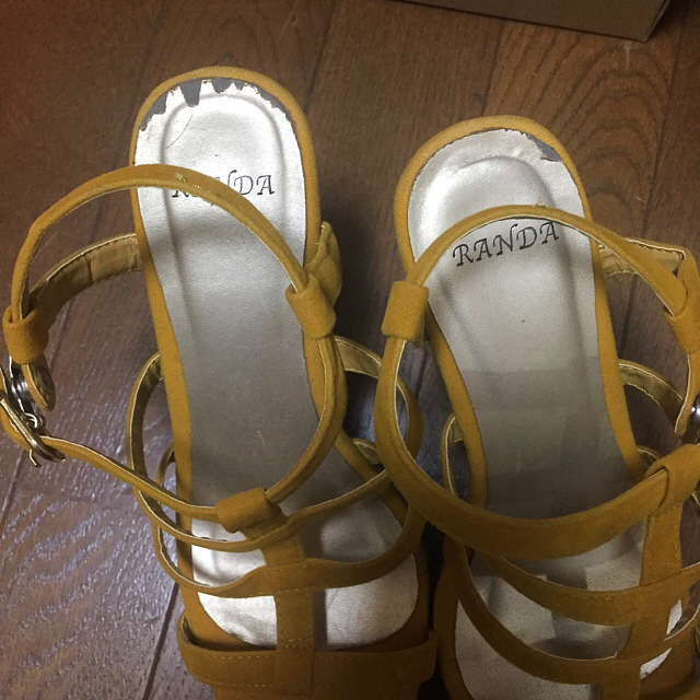 RANDA(ランダ)のマスタードイエロー サンダル レディースの靴/シューズ(サンダル)の商品写真