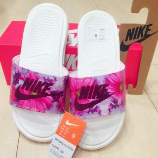 ナイキ(NIKE)のラスト1！新作ナイキ花柄ベナッシサンダル 白(サンダル)