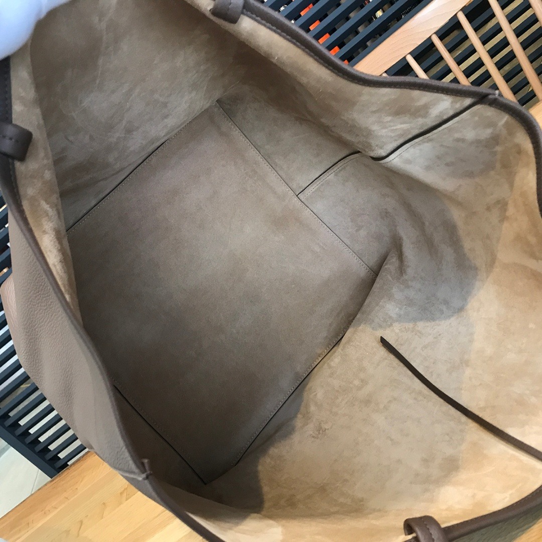 THE ROW(ザロウ)の新品未使用 ザロウ XL パークトート ダークオリーブ トートバッグ カーフ メンズのバッグ(トートバッグ)の商品写真