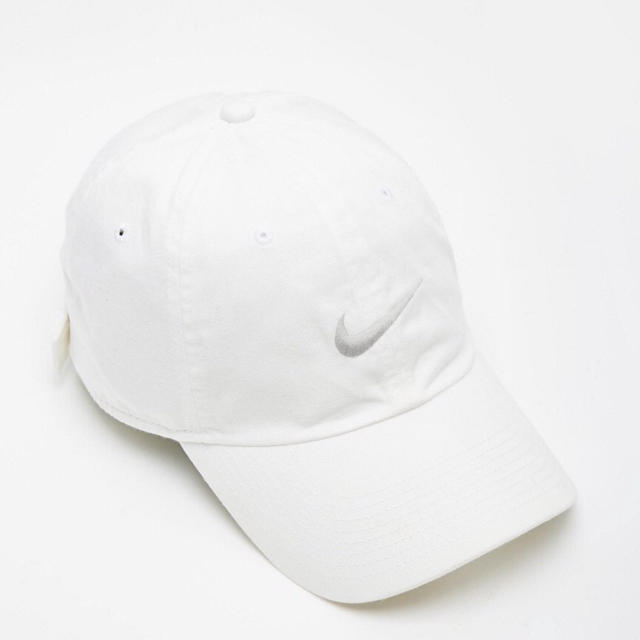 NIKE(ナイキ)の【新品】Nike（ナイキ）スウッシュキャップ　帽子 ホワイト レディースの帽子(キャップ)の商品写真