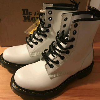 ドクターマーチン(Dr.Martens)の値下げ！！[新品 未使用] Dr.Martens 22cm ホワイト 8ホール (ブーツ)