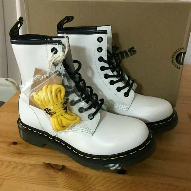 Dr.Martens(ドクターマーチン)の 値下げ！！[新品 未使用] Dr.Martens 23cm ホワイト 8ホール レディースの靴/シューズ(ブーツ)の商品写真