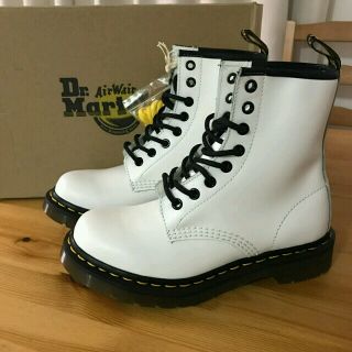 ドクターマーチン(Dr.Martens)の 値下げ！！[新品 未使用] Dr.Martens 23cm ホワイト 8ホール(ブーツ)