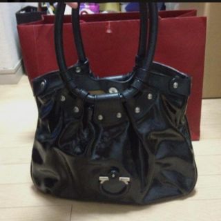 フェラガモ(Ferragamo)の値下！フェラガモ✨エナメルデザインBAG(ハンドバッグ)