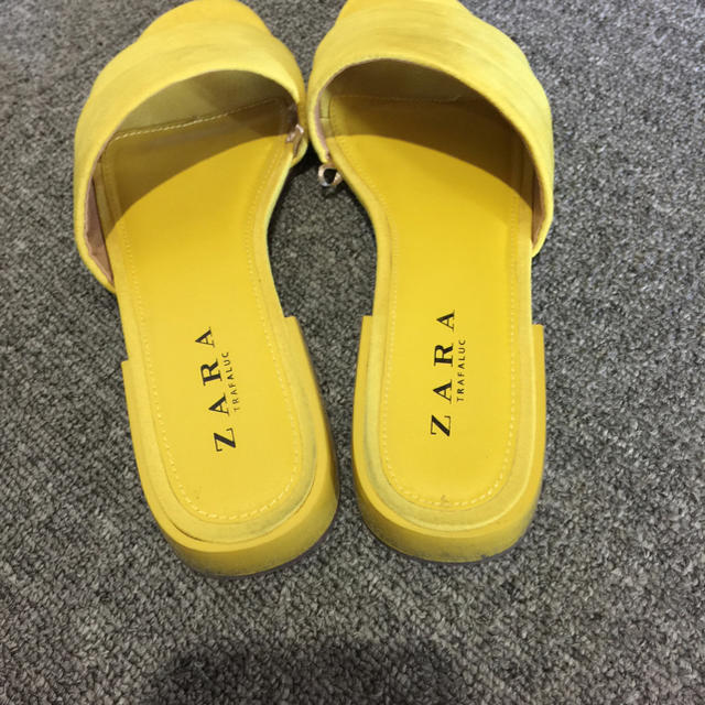 ZARA(ザラ)のZARA 今期 フラットサンダル イエロー レディースの靴/シューズ(サンダル)の商品写真