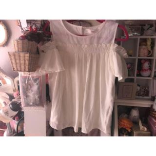 トッコ(tocco)の♡新品toccoトレンド肩出しトップス♡(カットソー(半袖/袖なし))