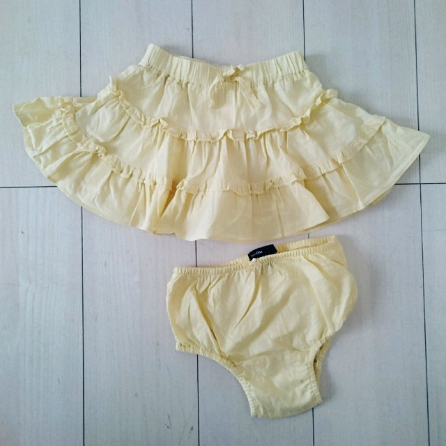 babyGAP(ベビーギャップ)のbaby Gap フリフリギャザースカート【90】美品 キッズ/ベビー/マタニティのキッズ服女の子用(90cm~)(スカート)の商品写真