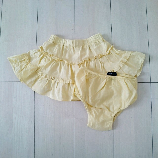 babyGAP(ベビーギャップ)のbaby Gap フリフリギャザースカート【90】美品 キッズ/ベビー/マタニティのキッズ服女の子用(90cm~)(スカート)の商品写真