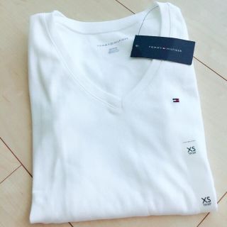 トミーヒルフィガー(TOMMY HILFIGER)の新品未使用*tommy hilfiger VネックフラッグTシャツ　白(Tシャツ(半袖/袖なし))