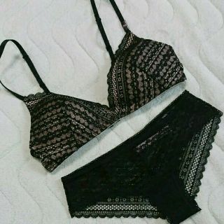 ヴィクトリアズシークレット(Victoria's Secret)の【34B】Victorias Secretノンワイヤーブラセット(ブラ&ショーツセット)